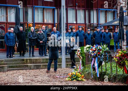 Une délégation allemande est perçue comme payant ses respects, pendant la commémoration. L'attentat à la bombe de Nimègue a été un attentat non planifié contre la ville de Nimègue, aux pays-Bas, le 22 février 1944 par des avions américains. Au cours de ce bombardement par erreur allié, près de 800 personnes ont été tuées et une grande partie du centre-ville de Nimègue a été détruite. Chaque 22nd février, une commémoration officielle a lieu au Raadhuishof, où se trouvait l'école de Montessori, et où 24 enfants et 8 sœurs ont été tués. Il y a un monument appelé 'de Schommel' qui est érigé pour rappeler le ra Banque D'Images