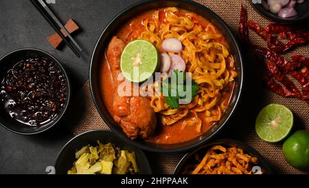 Khao Soi Kai ou Khao Soi Gai, cuisine du nord de la Thaïlande, nouilles aux œufs au curry jaune épicé et au poulet Banque D'Images