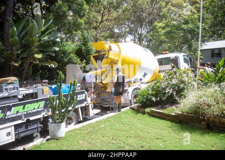 Chariot à béton prêt à l'emploi Moix livrant du béton dans une pompe à béton montée sur camion pour les travaux de construction domiciliaire, Sydney, Nouvelle-Galles du Sud, Australie Banque D'Images