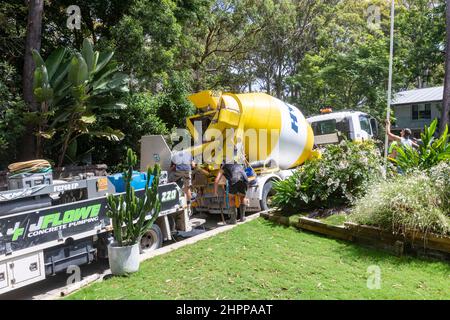 Chariot à béton prêt à l'emploi Moix livrant du béton dans une pompe à béton montée sur camion pour les travaux de construction domiciliaire, Sydney, Nouvelle-Galles du Sud, Australie Banque D'Images