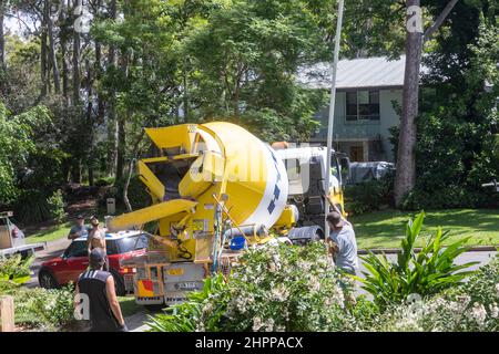 Ready mix Concrete Truck livre une charge de béton pour les travaux de construction dans une maison sur les plages du nord de Sydney, Nouvelle-Galles du Sud, Australie Banque D'Images