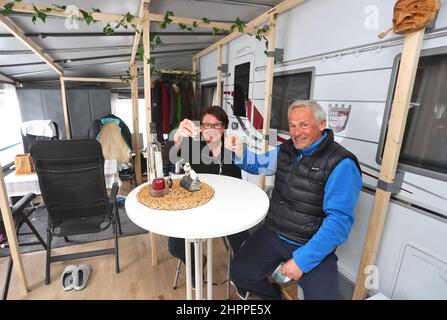 Wertach, Allemagne. 15th févr. 2022. Peter et Ingrid Ziemann sont assis dans l'auvent de leur caravane dans un camping près du lac Grünten. Ils ont passé 70 jours au camping l'hiver dernier. Credit: Karl-Josef Hildenbrand/dpa/Alay Live News Banque D'Images