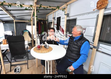 Wertach, Allemagne. 15th févr. 2022. Peter et Ingrid Ziemann sont assis dans l'auvent de leur caravane dans un camping près du lac Grünten. Ils ont passé 70 jours au camping l'hiver dernier. Credit: Karl-Josef Hildenbrand/dpa/Alay Live News Banque D'Images