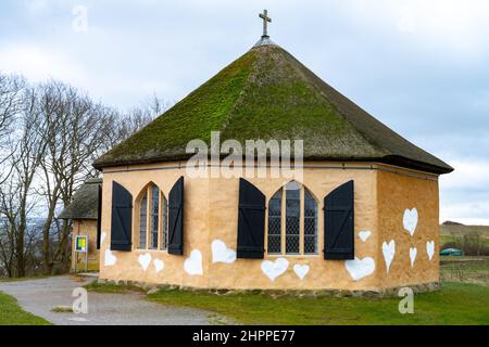 17 février 2022, Mecklembourg-Poméranie occidentale, Putgarten: Dans la nuit du 25 juillet a été appliquée à tous les côtés de l'église octogonale 26 coeurs blancs. Les 26 coeurs blancs, que des inconnus ont peints sur la chapelle historique de Vitt, sur l'île de Rügen, ont occupé les arpenteurs, les résidents et la police. La chapelle avait été construite au début du 19th siècle selon les dessins de Karl Friedrich Schinkel (1781-1841) et avait été blanche à l'extérieur pendant des décennies. Au cours d'une rénovation, selon Pastor, la couleur beige-ocre originale a été découverte, certains l'appellent également Banque D'Images