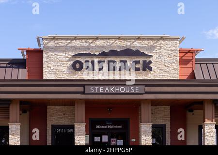 Entrée à la célèbre chaîne de restaurants Outback Steakhouse par une belle journée ensoleillée. Menu d'inspiration australienne avec dîner décontracté et expérience de pub Banque D'Images