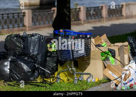 RIGA, LETTONIE. 30th août 2021. Photo à mise au point sélective. Sacs en plastique avec déchets. Banque D'Images