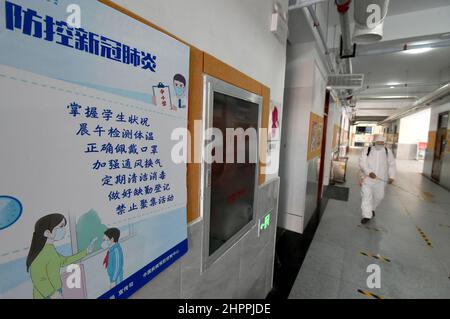 HANDAN, CHINE - 23 FÉVRIER 2022 - le personnel désinfecte une école dans la ville de Handan, province de Hebei, Chine, 23 février 2021. Banque D'Images