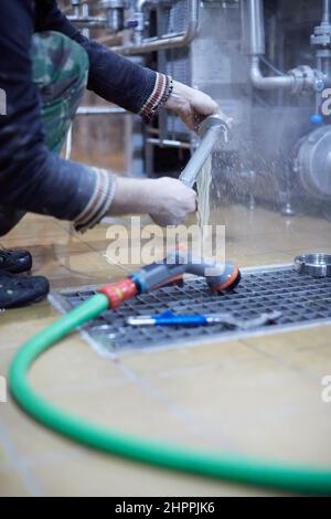 Équipement pour la production de bière artisanale. Rinçage du filtre à centrifuger avec de l'eau. Vue avant. Banque D'Images