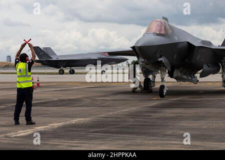 Un F-35A Lightning II de la Force aérienne des États-Unis avec le 365th Fighter Squadron arrive à la base aérienne de Changi, République de Singapour, le 11 février 2022. Des aviateurs du 365th Fighter Squadron participent au salon de l'aviation de Singapour 2022, qui vise à renforcer les relations entre les États-Unis et Singapour. Il s'agit du dernier d'une série d'engagements multinationaux réunissant des chefs de l'air et des dirigeants militaires américains de toute la région. (É.-U. Photo du corps marin par Cpl. Bryant Rodriguez) Banque D'Images