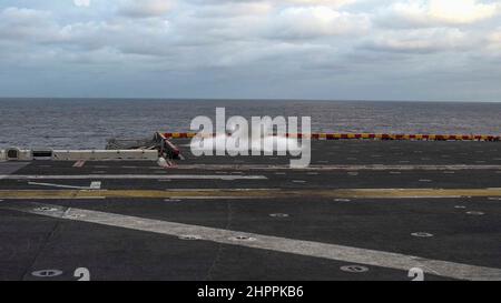 MER DES PHILIPPINES (fév 9, 2022) Une charge volumétrique a explosé lors d'un entraînement à l'élimination d'engins explosifs à bord du navire d'assaut amphibie de classe Wasp USS Essex (LHD 2), le 9 février 2022. Le MEU 11th et le Essex amphibie Ready Group opèrent dans la zone d'exploitation de la flotte américaine 7th afin d'améliorer l'interopérabilité avec les alliances et les partenaires et de servir de force d'intervention prête à l'emploi pour assurer la sécurité maritime et une région Indo-Pacifique libre et ouverte. (É.-U. Photo du corps marin par Sgt. Israël Chincio) Banque D'Images