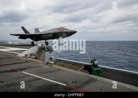 MER DES PHILIPPINES (fév 22, 2022) un F-35C Lightning II, affecté au 'Chevalier noir' de l'escadron d'attaque de chasseurs marins (VMFA) 314, sort du pont de vol du porte-avions de la classe Nimitz USS Abraham Lincoln (CVN 72). Abraham Lincoln Strike Group est en cours de déploiement prévu dans la zone d'exploitation de la flotte américaine 7th afin d'améliorer l'interopérabilité par le biais d'alliances et de partenariats tout en servant de force d'intervention prête à l'emploi pour soutenir une région Indo-Pacifique libre et ouverte. (É.-U. Photo de la marine par Michael Singley, spécialiste des communications de masse, classe 3rd) Banque D'Images