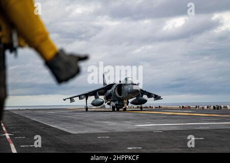 MER DES PHILIPPINES (fév 9, 2022) Un Harrier AV-8B du corps des Marines des États-Unis attaché à l'Escadron d'attaque maritime (VMA) 214, 11th Marine Expeditionary Unit (MEU), se prépare au décollage à bord du navire d'assaut amphibie de classe Wasp USS Essex (LHD 2), 9 février 2022. Le MEU 11th et le Essex amphibie Ready Group opèrent dans la zone d'exploitation de la flotte américaine 7th afin d'améliorer l'interopérabilité avec les alliances et les partenaires et de servir de force d'intervention prête à l'emploi pour assurer la sécurité maritime et une région Indo-Pacifique libre et ouverte. (É.-U. Photo du corps marin par Sgt. Jennessa Davey) Banque D'Images