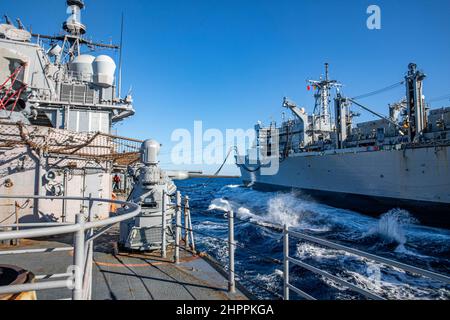 220218-N-AO868-1062 MER ADRIATIQUE (FÉV 18, 2022) le croiseur de missiles guidés de classe Ticonderoga USS San Jacinto (CG 56) effectue un réapprovisionnement en mer avec le navire de ravitaillement de la flotte USNS Supply (T-AO6), 18 février 2022. San Jacinto est déployé avec le Harry S. Truman Carrier Strike Group dans le cadre d'un déploiement prévu dans la zone d'opérations de la Sixième flotte américaine afin de soutenir les intérêts nationaux, la sécurité et la stabilité des États-Unis en Europe et en Afrique. (É.-U. Navy photo by Mass communication Specialist 3rd Class Conner Foy/Released) Banque D'Images