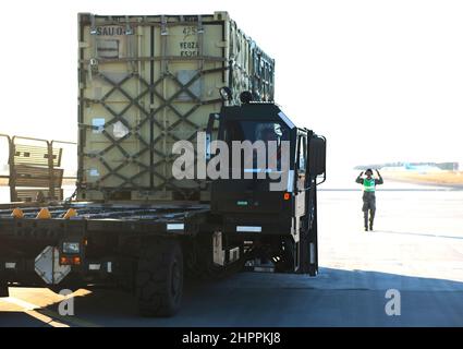 Un «dawg de port» de la Force aérienne américaine affecté à l’escadre des opérations aériennes au sol de 435th place un chariot élévateur tout-terrain de 10K à l’aéroport de Rzeszów-Jasionka, Pologne, le 12 février 2022. Cette cargaison est essentielle au soutien des troupes et du personnel soutenant les alliés et partenaires de l'OTAN en Pologne. (É.-U. Photo de la Force aérienne par le capitaine Kevyn Kaler) Banque D'Images