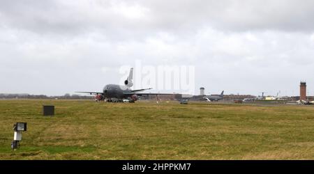 Un avion de rallonge KC-10 de la Force aérienne des États-Unis affecté à la 60th Air Mobility Wing, à la base aérienne de Travis, en Californie, se trouve sur la ligne aérienne à Royal Air Force Mildenhall, en Angleterre, le 16 février 2022. Le KC-10 est un avion-citerne et cargo avancé du Commandement de la mobilité aérienne conçu pour offrir une mobilité mondiale accrue aux forces armées américaines. (É.-U. Photo de la Force aérienne par Karen Abeyasekere) Banque D'Images