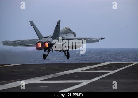 MER DES PHILIPPINES (fév 21, 2022) un F/A-18E Super Hornet, affecté aux “vigilantes” du Strike Fighter Squadron (VFA) 151, sort du pont de vol du porte-avions de la classe Nimitz USS Abraham Lincoln (CVN 72). Abraham Lincoln Strike Group est en cours de déploiement prévu dans la zone d'exploitation de la flotte américaine 7th afin d'améliorer l'interopérabilité par le biais d'alliances et de partenariats tout en servant de force d'intervention prête à l'emploi pour soutenir une région Indo-Pacifique libre et ouverte. (É.-U. Photo de la marine par le Spécialiste des communications de masse 3rd classe Javier Reyes) Banque D'Images