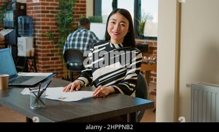 Portrait du recruteur des RH asiatiques analysant le cv du candidat avant la réunion d'entrevue d'emploi. Femme d'affaires se préparant à un rendez-vous de candidature avec une recrue dans le bureau de l'entreprise. Banque D'Images