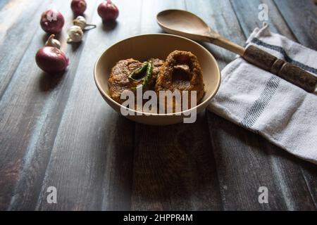 Plat bengali non végétarien populaire de poisson kalia ou masala servi dans un bol. Banque D'Images