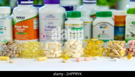 Kiev, Ukraine - février, 23, 2022: Vitamines et suppléments du site iHerb boutique en ligne. Banque D'Images