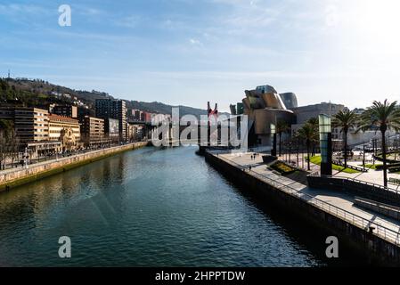 Bilbao, Espagne - 13 février 2022 : vue sur l'estuaire de Bilbao avec le musée Guggenheim et le pont de la Salve Banque D'Images