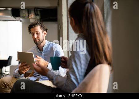 Groupe multiethnique de happy business people working together in office Banque D'Images