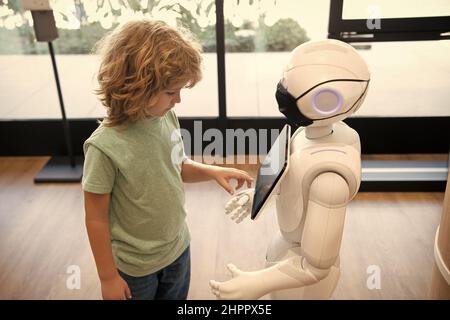 smart boy kid communique avec la technologie d'assistant robot pour l'éducation moderne, l'automatisation Banque D'Images