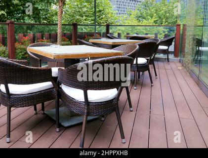 terrasse du restaurant, terrasse, fauteuils en bambou en rotin avec coussins blancs et tables en bois Banque D'Images