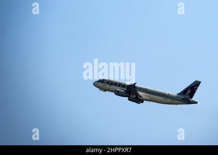 Qatar Airways Airbus A320-232 avec immatriculation A7-AHG à ciel bleu Banque D'Images