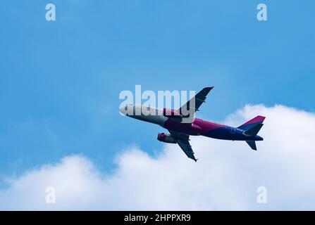 Wizz Air Airbus A320-232 avec immatriculation HA-LPM à ciel bleu Banque D'Images