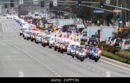 La Habra, Californie, États-Unis. 22nd févr. 2022. Des agents de moto dirigent le cortège funéraire de l'officier déchu Nicholas Vella du bureau du coroner du comté d'Orange au service funéraire communautaire de la Habra, CA. Vella, un vétéran de 14 ans du département de police de Huntington Beach, est décédé samedi lorsque son hélicoptère s'est écrasé dans Newport Harbour. (Image de crédit : © Ron Lyon/ZUMA Press Wire) Banque D'Images