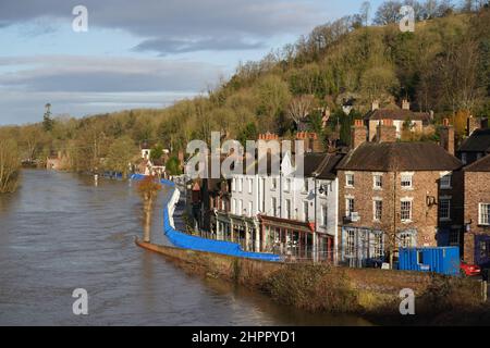 Défenses contre les crues le long de la Wharfage, à côté de la rivière Severn, à la suite de vents violents et de temps humide à Ironbridge, Shropshire. L'Agence de l'environnement exhorte les collectivités de certaines régions des West Midlands et du Yorkshire, en particulier celles qui longent les rivières Severn et Ouse, à se préparer à des inondations importantes à la suite des fortes précipitations de la tempête Franklin. Date de la photo: Mercredi 23 février 2022. Banque D'Images