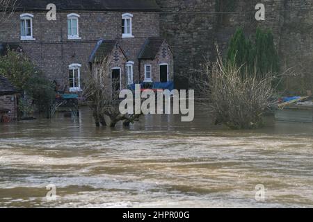 Propriétés inondées à côté de la rivière Severn à la suite de vents violents et de temps humide à Ironbridge, Shropshire. L'Agence de l'environnement exhorte les collectivités de certaines régions des West Midlands et du Yorkshire, en particulier celles qui longent les rivières Severn et Ouse, à se préparer à des inondations importantes à la suite des fortes précipitations de la tempête Franklin. Date de la photo: Mercredi 23 février 2022. Banque D'Images