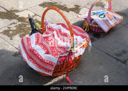 Panier orthodoxe de Pâques avec gâteau de Pâques préparé pour la consécration dans l'église. Motifs ukrainiens traditionnels sur les serviettes. Banque D'Images