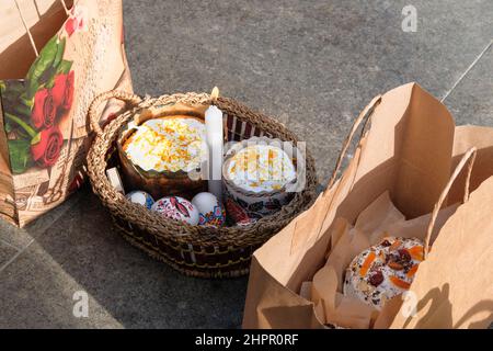 Panier orthodoxe de Pâques avec gâteau de Pâques préparé pour la consécration dans l'église. Banque D'Images