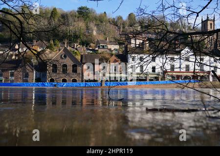 Défenses contre les crues le long de la Wharfage, à côté de la rivière Severn, à la suite de vents violents et de temps humide à Ironbridge, Shropshire. L'Agence de l'environnement exhorte les collectivités de certaines régions des West Midlands et du Yorkshire, en particulier celles qui longent les rivières Severn et Ouse, à se préparer à des inondations importantes à la suite des fortes précipitations de la tempête Franklin. Date de la photo: Mercredi 23 février 2022. Banque D'Images