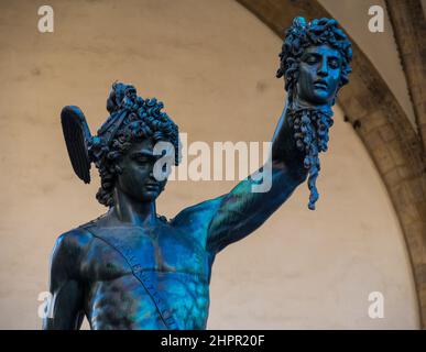 Italie, Toscane, Florence, statue de Perseus à Loggia dei Lanzi Banque D'Images