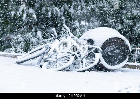 vélos vélos à l'extérieur en hiver couverts de neige - Écosse, Royaume-Uni Banque D'Images