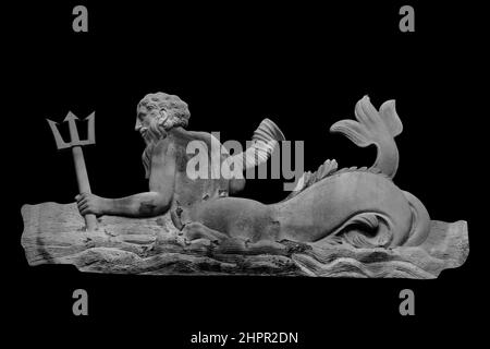 Le Dieu puissant de la mer et des océans Neptune (Poséidon) l'ancienne statue isolée sur fond noir. Image en noir et blanc. Banque D'Images