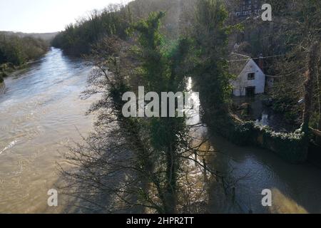 Propriétés inondées à côté de la rivière Severn à la suite de vents violents et de temps humide à Ironbridge, Shropshire. L'Agence de l'environnement exhorte les collectivités de certaines régions des West Midlands et du Yorkshire, en particulier celles qui longent les rivières Severn et Ouse, à se préparer à des inondations importantes à la suite des fortes précipitations de la tempête Franklin. Date de la photo: Mercredi 23 février 2022. Banque D'Images