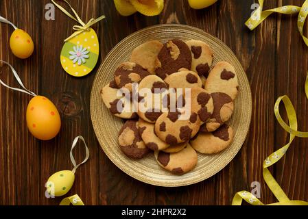 De beaux biscuits de Pâques en forme d'œuf sur une table en bois Banque D'Images