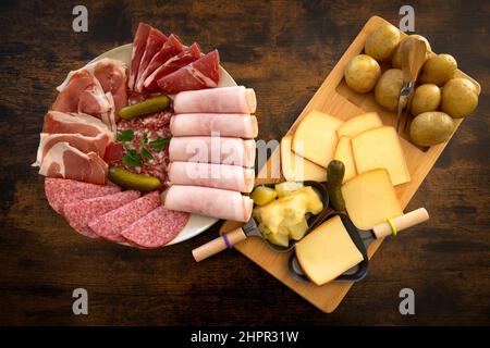 vue de dessus du plateau de fromages crus et de charcuterie avec du fromage fondu sur une table en bois Banque D'Images