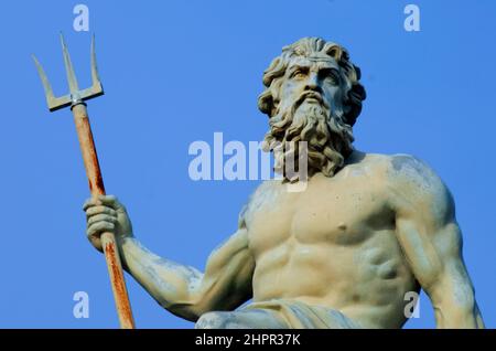 Le Dieu puissant de la mer, des océans et de l'eau Neptune (Poséidon, Triton). Ancienne statue sur fond bleu ciel. Banque D'Images