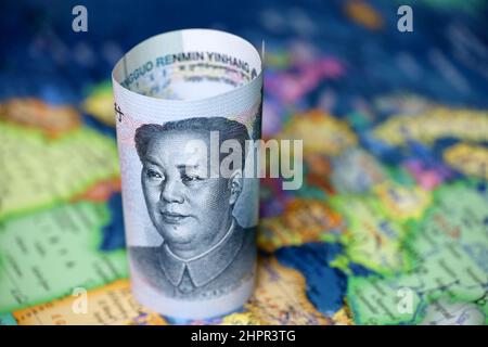 Yuan sur la carte de l'Europe et de l'Afrique du Nord, concept de commerce entre la Chine et les pays européens. Investissements chinois dans l'UE, tourisme, taux de change Banque D'Images