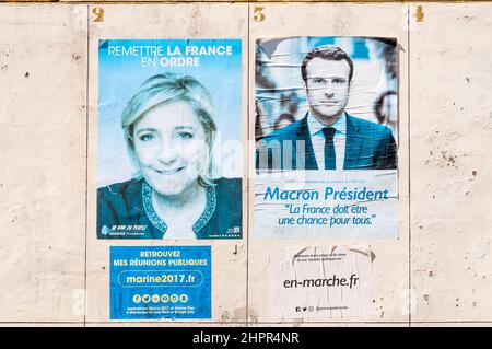 Affiches électorales françaises pour Marine le Pen et Emmanuel Macron dans un petit village du sud de la France. Banque D'Images