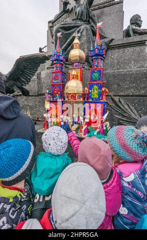 Jeunes écoliers de Cracovie scène de la nativité Szopka qu'ils ont faite, exposés pendant le concours annuel en décembre, au monument Adam Mickiewicz, place du marché principal, Cracovie, Pologne Banque D'Images