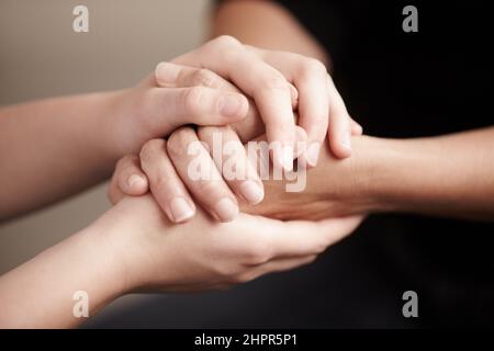 Vous allez bien, je vous promets. Prise de vue courte de deux personnes tenant les mains confortablement. Banque D'Images