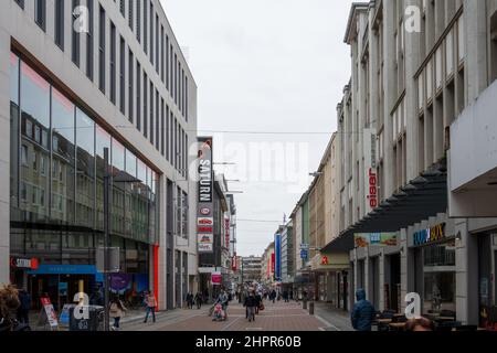 Die Kieler Innenstadt UM die Holstenstraße im Jan 2022 wegen der Corona-Vorschriften nur wenig frequenert Banque D'Images