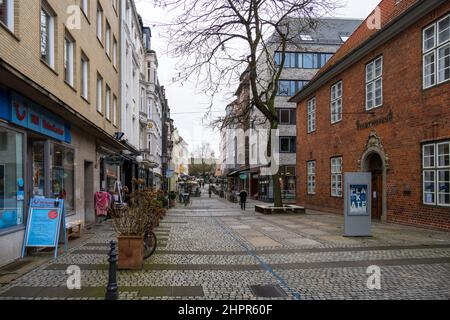 Die Kieler Innenstadt UM die Holstenstraße im Jan 2022 wegen der Corona-Vorschriften nur wenig frequenert Banque D'Images