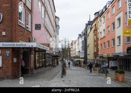 Die Kieler Innenstadt UM die Holstenstraße im Jan 2022 wegen der Corona-Vorschriften nur wenig frequenert Banque D'Images