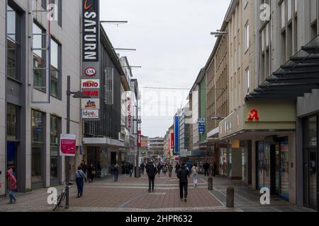 Die Kieler Innenstadt UM die Holstenstraße im Jan 2022 wegen der Corona-Vorschriften nur wenig frequenert Banque D'Images